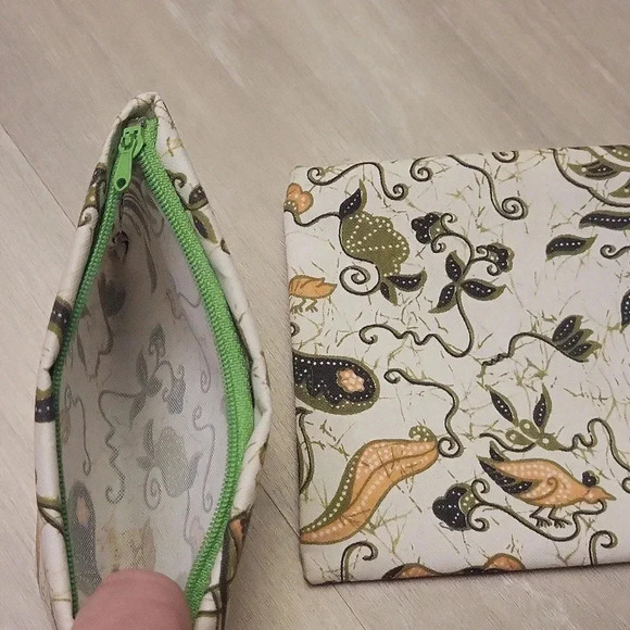 Siris Set of 2 Floral Turtle White Green Pouches - Picture 5 of 9